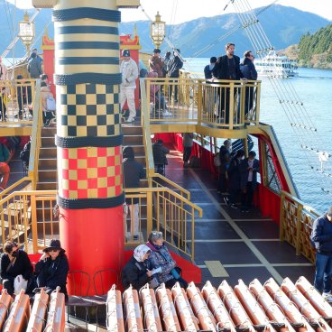 Hakone (Kanagawa), croisière sur le Ashi à bord du bateau-pirate en novembre