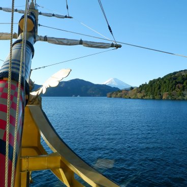 Hakone (Kanagawa), croisière sur le Ashi à bord du bateau-pirate en novembre 2