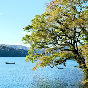 Hakone (Kanagawa), vue sur le lac Ashi au début de l'automne