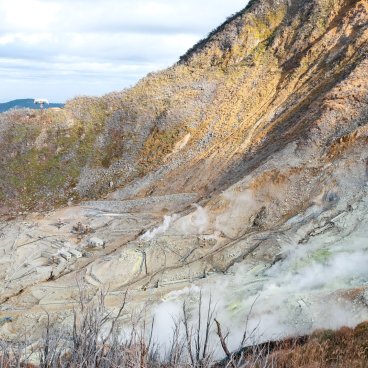 Hakone (Kanagawa), vue du téléphérique sur la vallée volcanique Owakudani