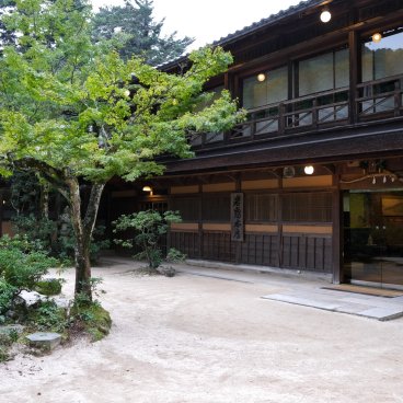 Iwaso (Miyajima), Vue d'ensemble sur le jardin et l'entrée du ryokan