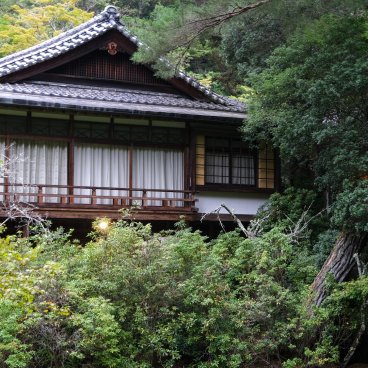Iwaso (Miyajima), Bâtiment d'un des pavillons Hanare entouré par la forêt