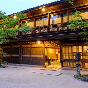 Iwaso (Miyajima), Vue extérieure du bâtiment d'accueil du ryokan à la tombée de la nuit