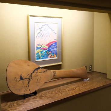 Iwaso (Miyajima), Spatule shamoji géante décorant l'intérieur du ryokan