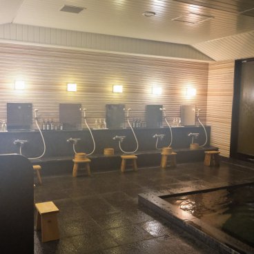 Iwaso (Miyajima), Vue sur le bain onsen intérieur Hinodeyu du ryokan