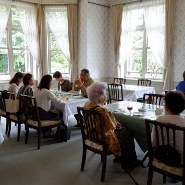 Kyu Furukawa Teien (Tokyo), séniors dans le café installé dans les jardins
