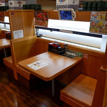 Kura Sushi, Akabane Station East Exit Store (Tokyo nord), table du restaurant