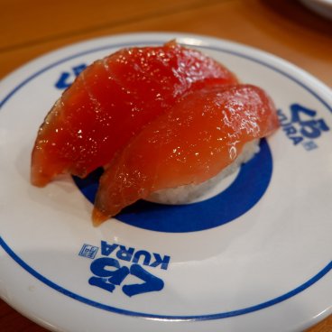 Kura Sushi, Akabane Station East Exit Store (Tokyo nord), sushi au thon (Aged Tuna with Salt)