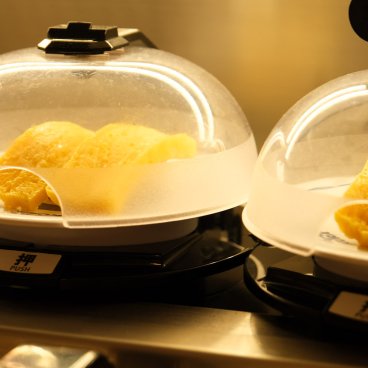 Kura Sushi, Global Flagship Store Oshiage Station (Tokyo Skytree), assiettes de sushi Tamagoyaki avec cloche antibactérienne