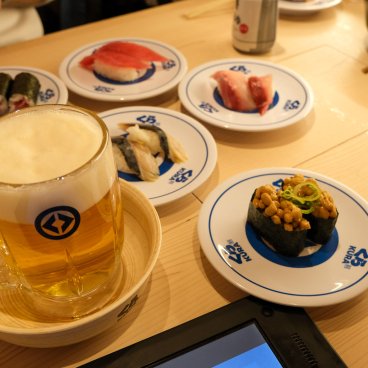 Kura Sushi, Global Flagship Store Oshiage Station (Tokyo Skytree), assiettes de sushi et chope de bière japonaise