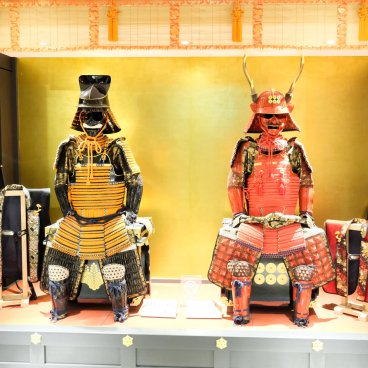 MIMARU Osaka Shinsaibashi North, décorations d'armures de samouraï à la réception de l'hôtel