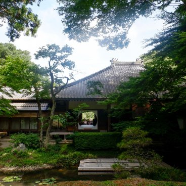 Meigetsu-in (Kamakura), vue sur la fenêtre circulaire de l'Éveil depuis le jardin intérieur du temple
