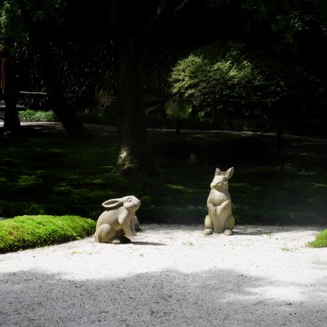 Meigetsu-in (Kamakura), statues de lapin symbole de Tsukimi dans le jardin intérieur du temple