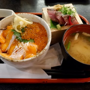 Capsule Inn Osaka (Umeda), plateau dîner avec bol de kaisendon, sushi et soupe miso