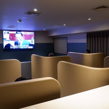 Capsule Inn Osaka (Umeda), salon TV avec fauteuils solitaires