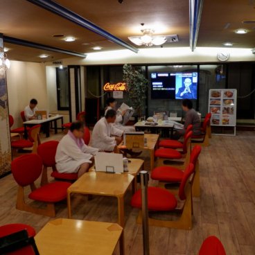 Capsule Inn Osaka (Umeda), salle de restauration de l'hôtel et spa en soirée