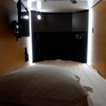 Capsule Inn Osaka (Umeda), vue de l'intérieur d'une capsule de luxe de l'hôtel