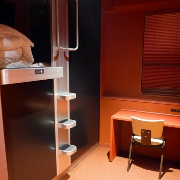 Capsule Inn Osaka (Umeda), détail de l'entrée d'une capsule de luxe de l'hôtel