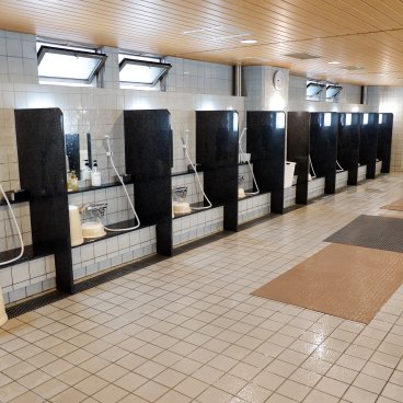 Capsule Inn Osaka (Umeda), espace traditionnel pour se laver façon sento du spa New Japan Umeda 