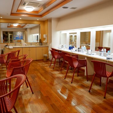 Capsule Inn Osaka (Umeda), l'un des salons de beauté et coiffure pour hommes du spa New Japan Umeda 2