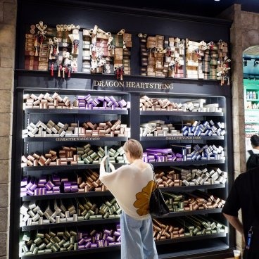 Harry Potter Shop Harajuku (Tokyo), rayons dédié aux baguettes de sorcier