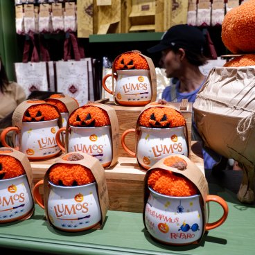 Harry Potter Shop Harajuku (Tokyo), vitrine de produits saisonniers en période d'Halloween