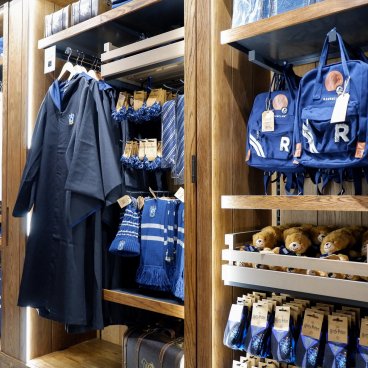 Harry Potter Shop Harajuku (Tokyo), rayons dédiés à la maison Serdaigle (Ravenclaw en anglais)