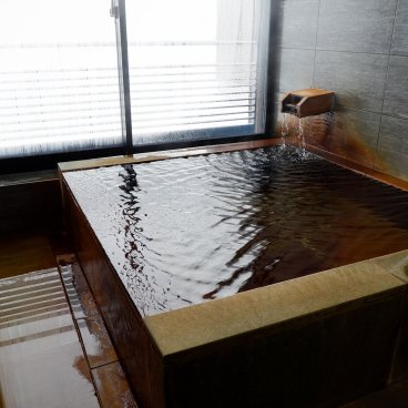 Niseko (Hokkaido), bains chauds Onsen de l'hotel Raku Suisan