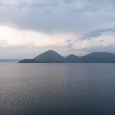 Lac Toya (Hokkaido), vue sur l'île Nakajima