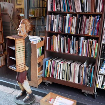 Jimbocho (Tokyo), Rayon d'un bouquiniste proposant des livres en langues étrangères