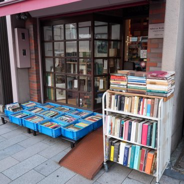 Jimbocho (Tokyo), Etalage extérieur d'une librairie d'occasion