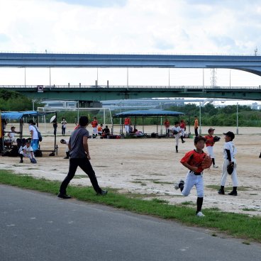 Berges Arakawa Dote (Tokyo), jeunes à l'entrainement de baseball