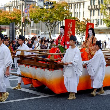 Kyoto, défilé des personnages historiques Sei Shonagon et Murasaki Shikibu lors du Jidai Matsuri