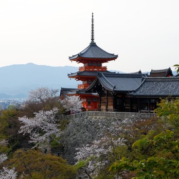 Kyoto, vue sur la ville et la pagode Sanjunoto depuis l'enceinte du temple Kiyomizu-dera