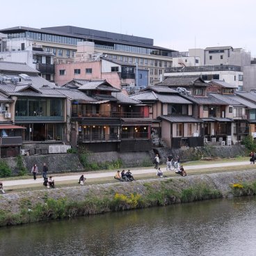 Kyoto, restaurants traditionnels au bord de la rivière Kamogawa