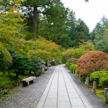 Nata-dera (Ishikawa), Allée pavée du temple au début de l'automne
