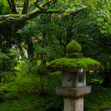 Nata-dera (Ishikawa), Lanterne de pierre couverte de mousse