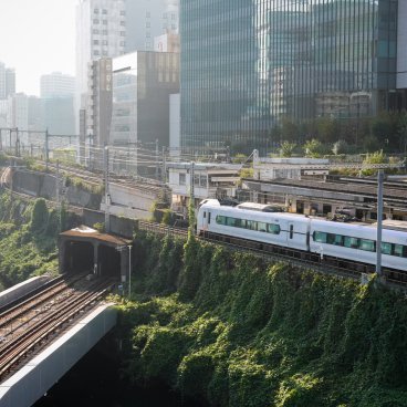 Ochanomizu (Tokyo), Vue sur la structure ferroviaire et le passage des trains à la gare d'Ochanomizu