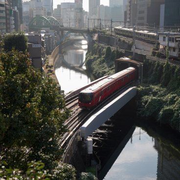 Ochanomizu (Tokyo), Train sortant d'un tunnel près de Hijiri-bashi à la gare d'Ochanomizu