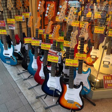 Ochanomizu (Tokyo), Devanture d'une boutique de guitares d'occasion