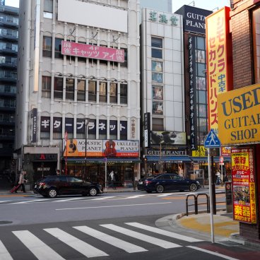 Ochanomizu (Tokyo), Rue bordée de magasins d'instruments de musique d'occasion