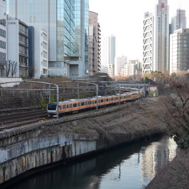 Ochanomizu (Tokyo), Passage d'un train au bord de la rivière Kanda près de la gare d'Ochanomizu