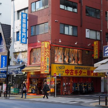 Ochanomizu (Tokyo), Rue bordée de magasins d'instruments de musique d'occasion 2