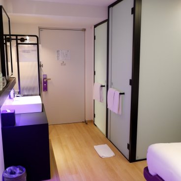 YOTEL Tokyo Ginza (Shinbashi), vue sur l'entrée de la chambre Premium Plus