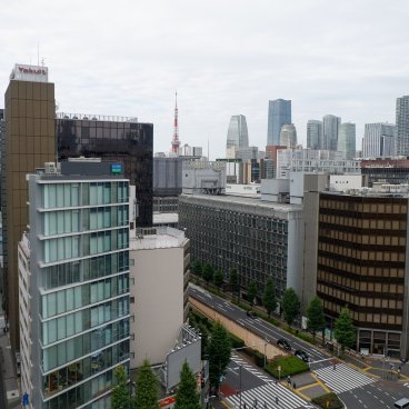 YOTEL Tokyo Ginza (Shinbashi), vue sur la ville depuis la chambre Premium Plus