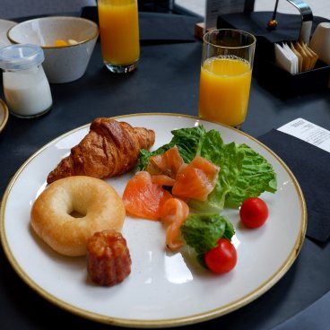 YOTEL Tokyo Ginza (Shinbashi), assiettes composées à partir du buffet du petit-déjeuner