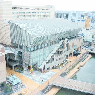 Fukuoka (Kyushu), vue sur la rivière Hakata depuis l'hôtel The Royal Park Canvas Fukuoka Nakasu