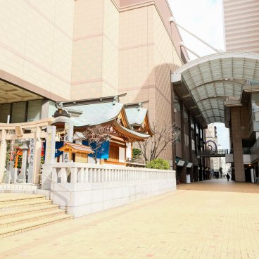 Fukuoka (Kyushu), petit sanctuaire Kagami Tenmangu au bord de la rivière Hakata