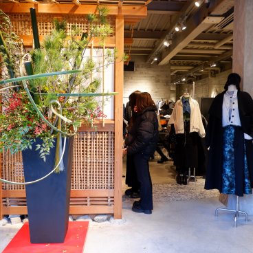 Composition florale kadomatsu à l'entrée d'un magasin de vêtements pour Ganjitsu