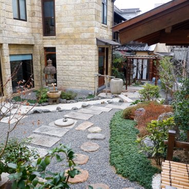 Hanbey-Fu Honten (Kyoto), jardin japonais intérieur entre les 3 bâtiments de l'enseigne